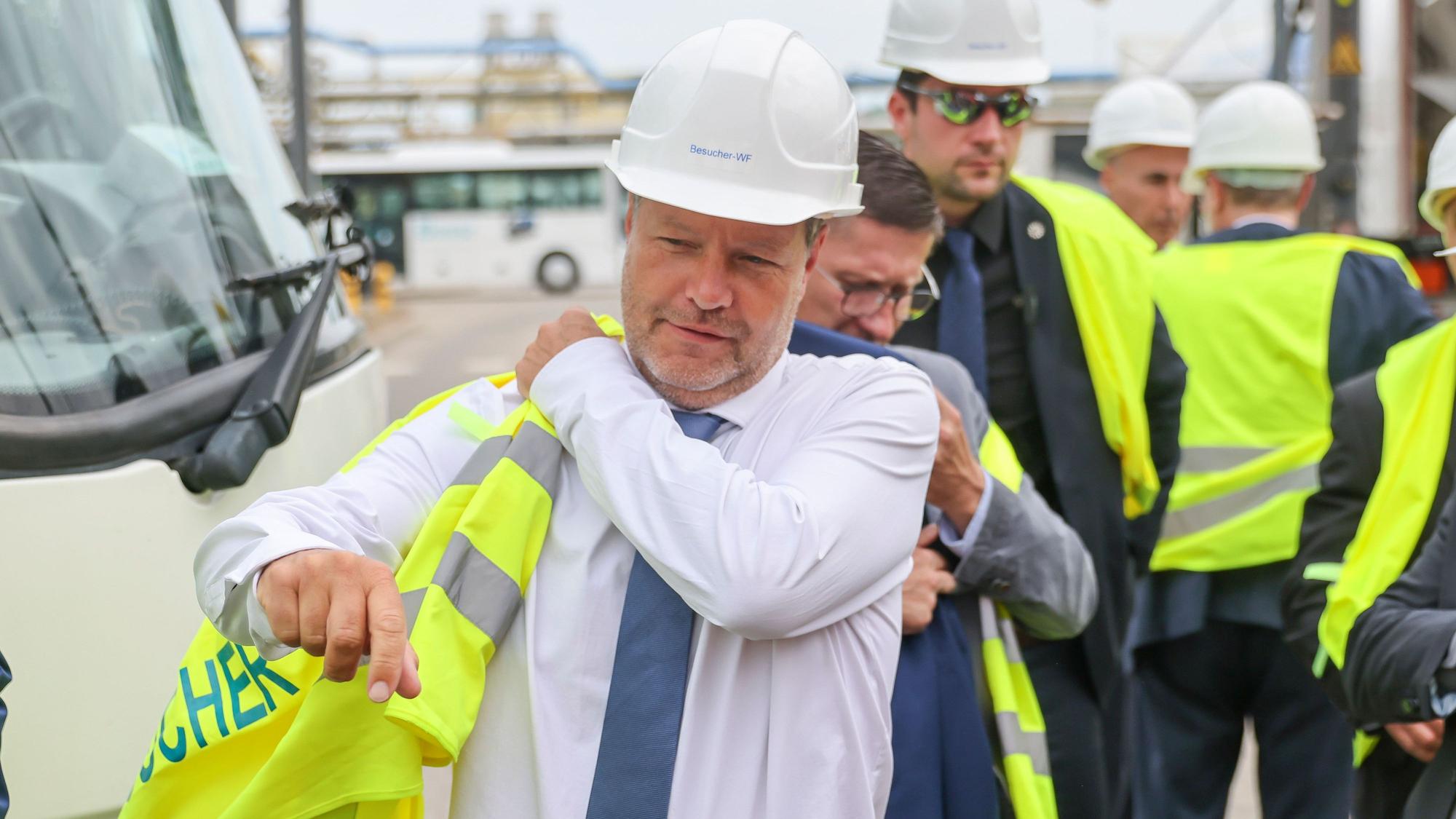 Robert Habeck (Bündnis 90/Die Grünen) bei seinem Besuch beim Chemiestandort Leuna am 16. Mai: Habeck will mit dem „LNG-Beschleunigungsgesetz“ in Rekordzeit Terminals für Flüssigerdgas errichten und steckt in einem Dilemma.
