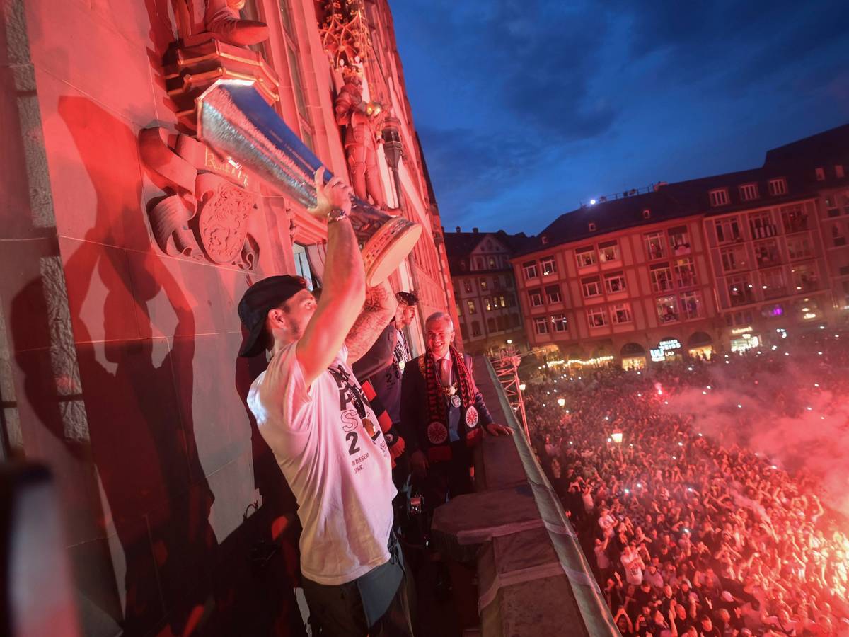 Am späten Donnerstagabend präsentiert Eintracht Frankfurt den Fans auf dem Römer den Pokal der Europa League.