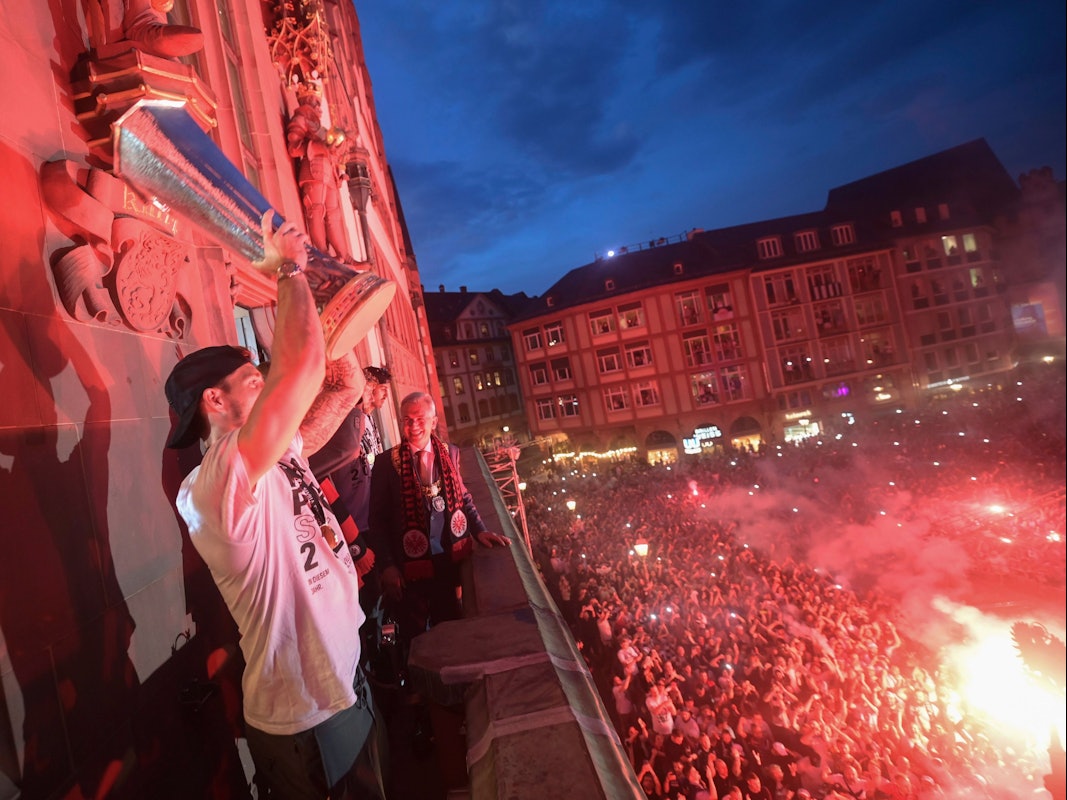 Am späten Donnerstagabend präsentiert Eintracht Frankfurt den Fans auf dem Römer den Pokal der Europa League.