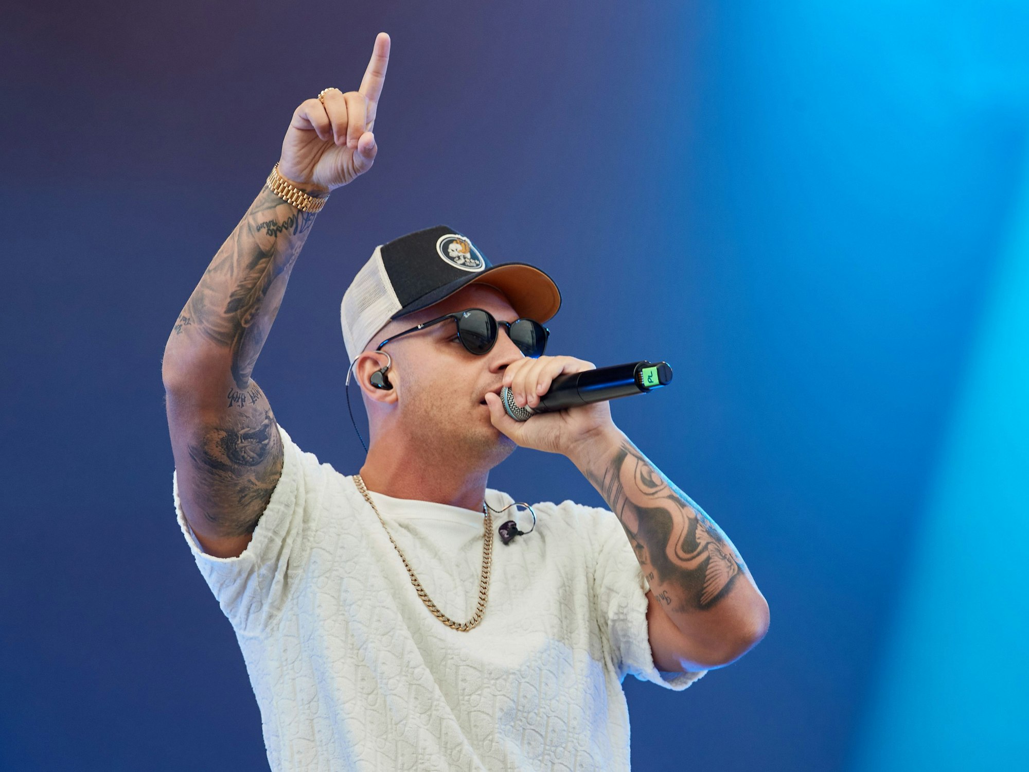 Pietro Lombardi singt am 20. Juli 2021 auf der Bühne bei einem Open Air-Konzert.