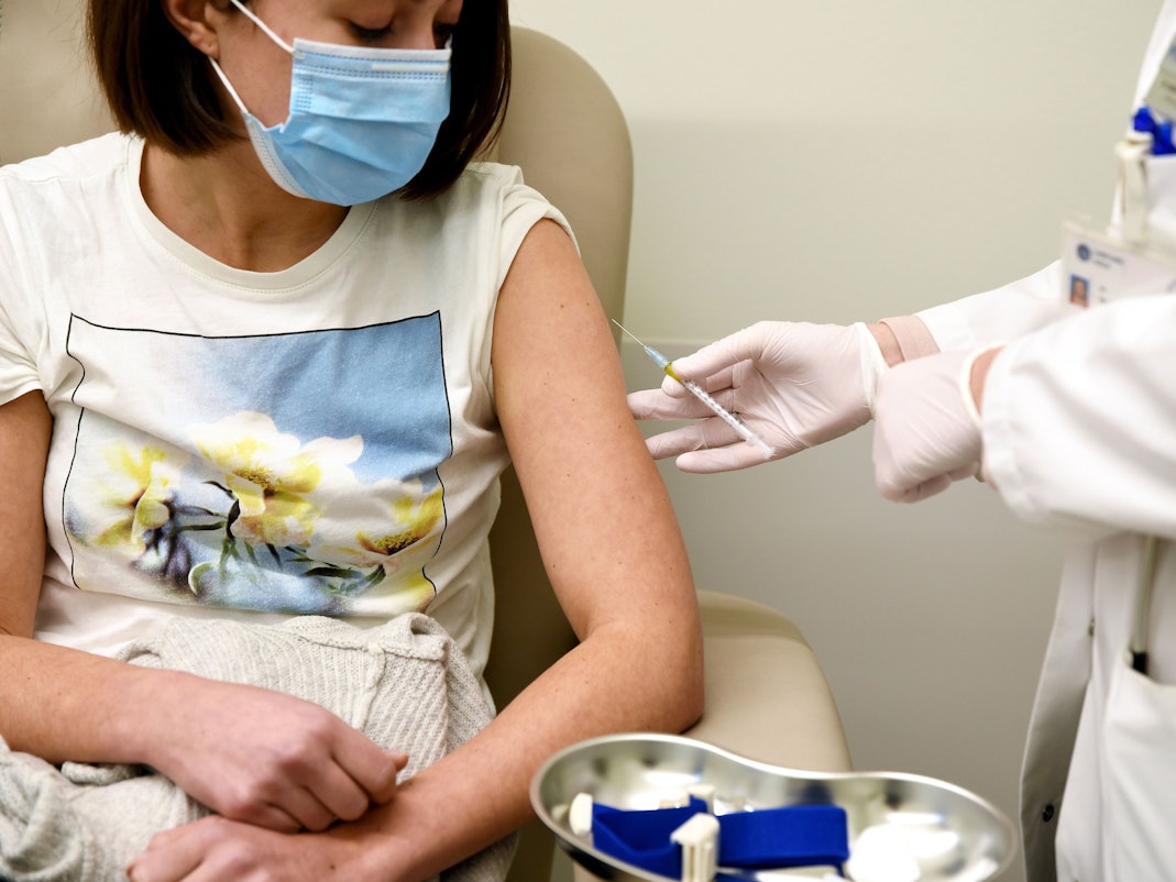 Das Bundesverfassungsgericht hat über die Impfpflicht in Pflegeberufen entschieden. Das Symbolfoto aus dem Dezember 2020 zeigt eine Frau, die zwecks einer Studie zu dem Corona-Impfstoff CureVec der Uniklinik Köln geimpft wird und steht nicht im direkten Zusammenhang mit der Impfpflicht.