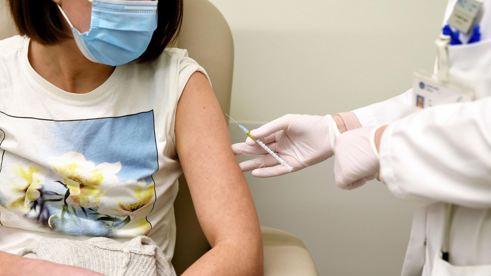 Das Bundesverfassungsgericht hat über die Impfpflicht in Pflegeberufen entschieden. Das Symbolfoto aus dem Dezember 2020 zeigt eine Frau, die zwecks einer Studie zu dem Corona-Impfstoff CureVec der Uniklinik Köln geimpft wird und steht nicht im direkten Zusammenhang mit der Impfpflicht.