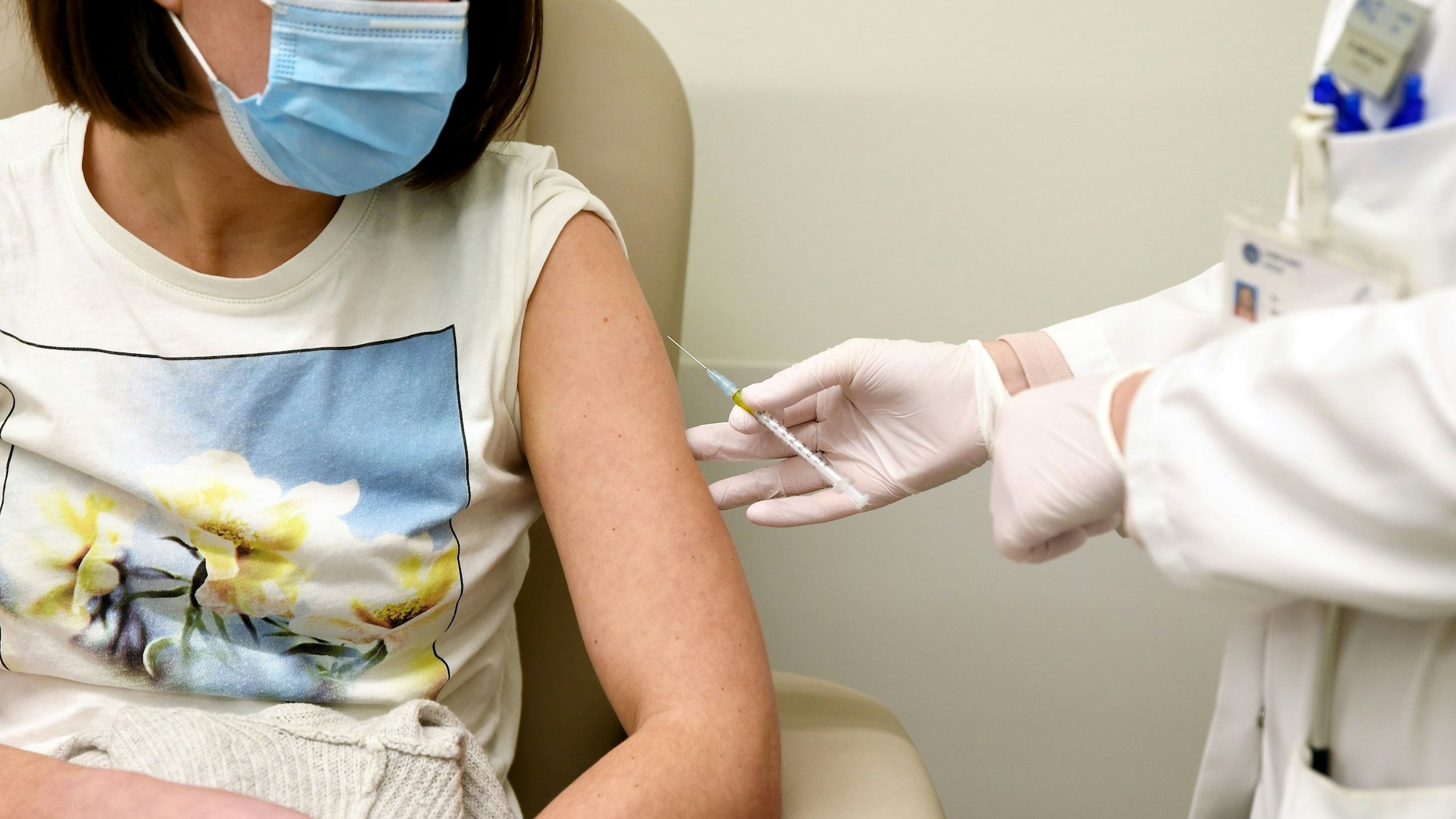 Das Bundesverfassungsgericht hat über die Impfpflicht in Pflegeberufen entschieden. Das Symbolfoto aus dem Dezember 2020 zeigt eine Frau, die zwecks einer Studie zu dem Corona-Impfstoff CureVec der Uniklinik Köln geimpft wird und steht nicht im direkten Zusammenhang mit der Impfpflicht.