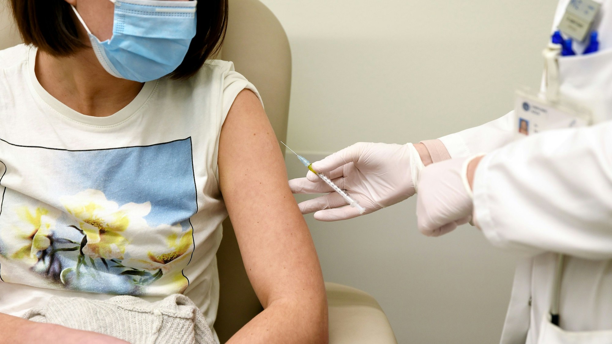 Das Bundesverfassungsgericht hat über die Impfpflicht in Pflegeberufen entschieden. Das Symbolfoto aus dem Dezember 2020 zeigt eine Frau, die zwecks einer Studie zu dem Corona-Impfstoff CureVec der Uniklinik Köln geimpft wird und steht nicht im direkten Zusammenhang mit der Impfpflicht.