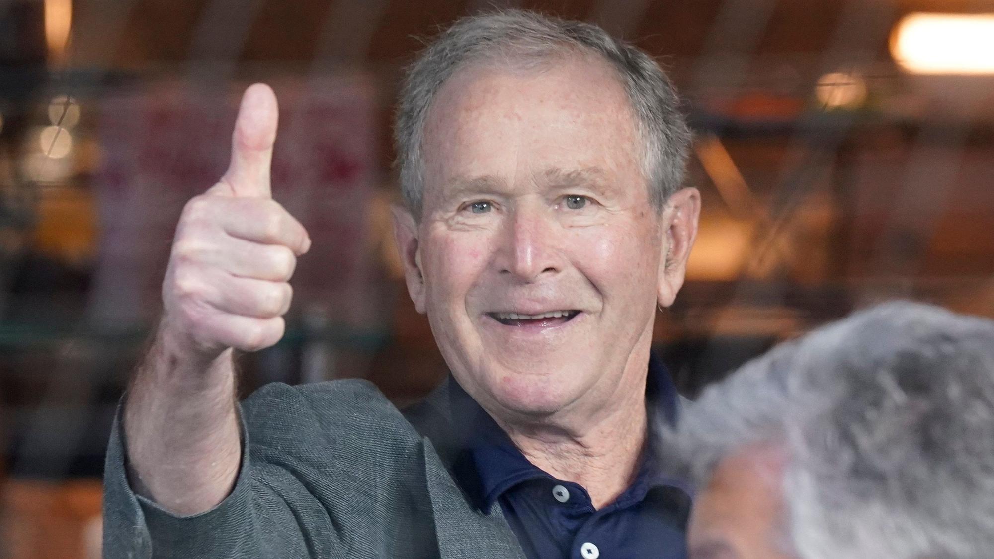 Der ehemalige US-Präsident George W. Bush (hier am 1. Mai bei einem Baseball-Spiel in Arlington, Texas, zu sehen) hat sich einen peinlichen Versprecher geleistet, als er über die Ukraine gesprochen hatte.