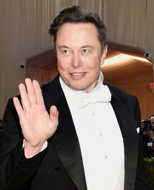 Elon Musk im Anzug bei einem Event am 2. Mai 2022 in Amerika.
