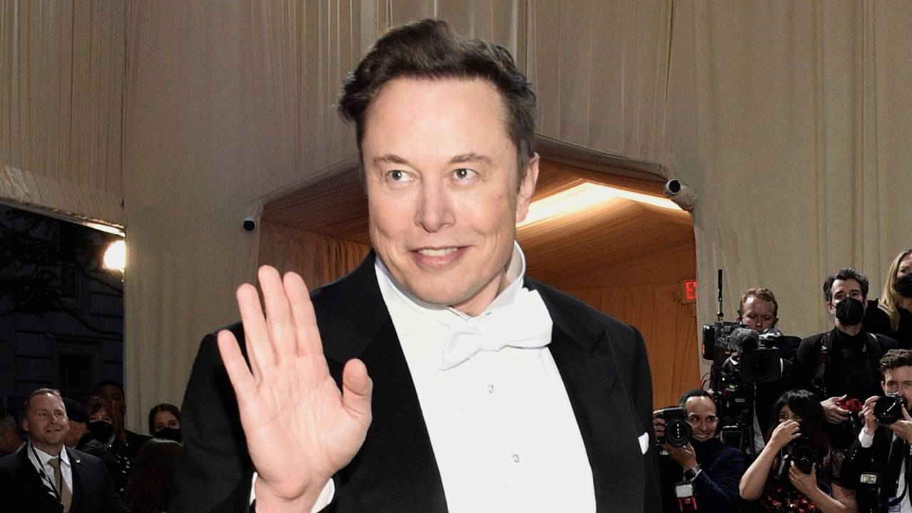 Elon Musk im Anzug bei einem Event am 2. Mai 2022 in Amerika.