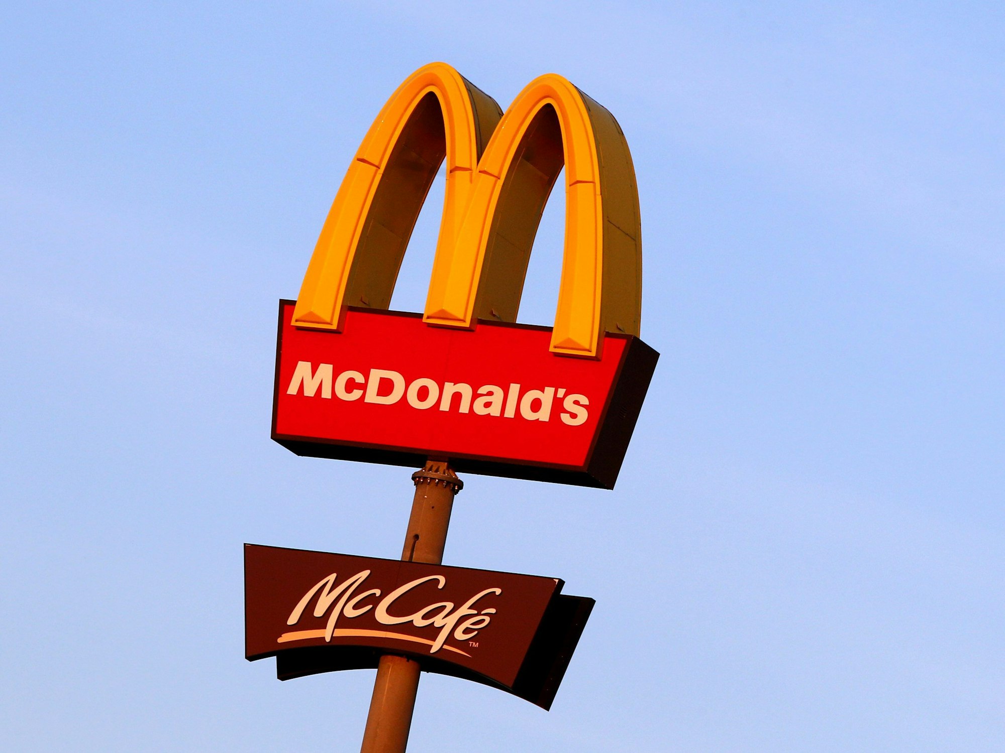 Ein McDonald`s Logo aufgenommen vor einer Filiale bei Feuchtwangen.