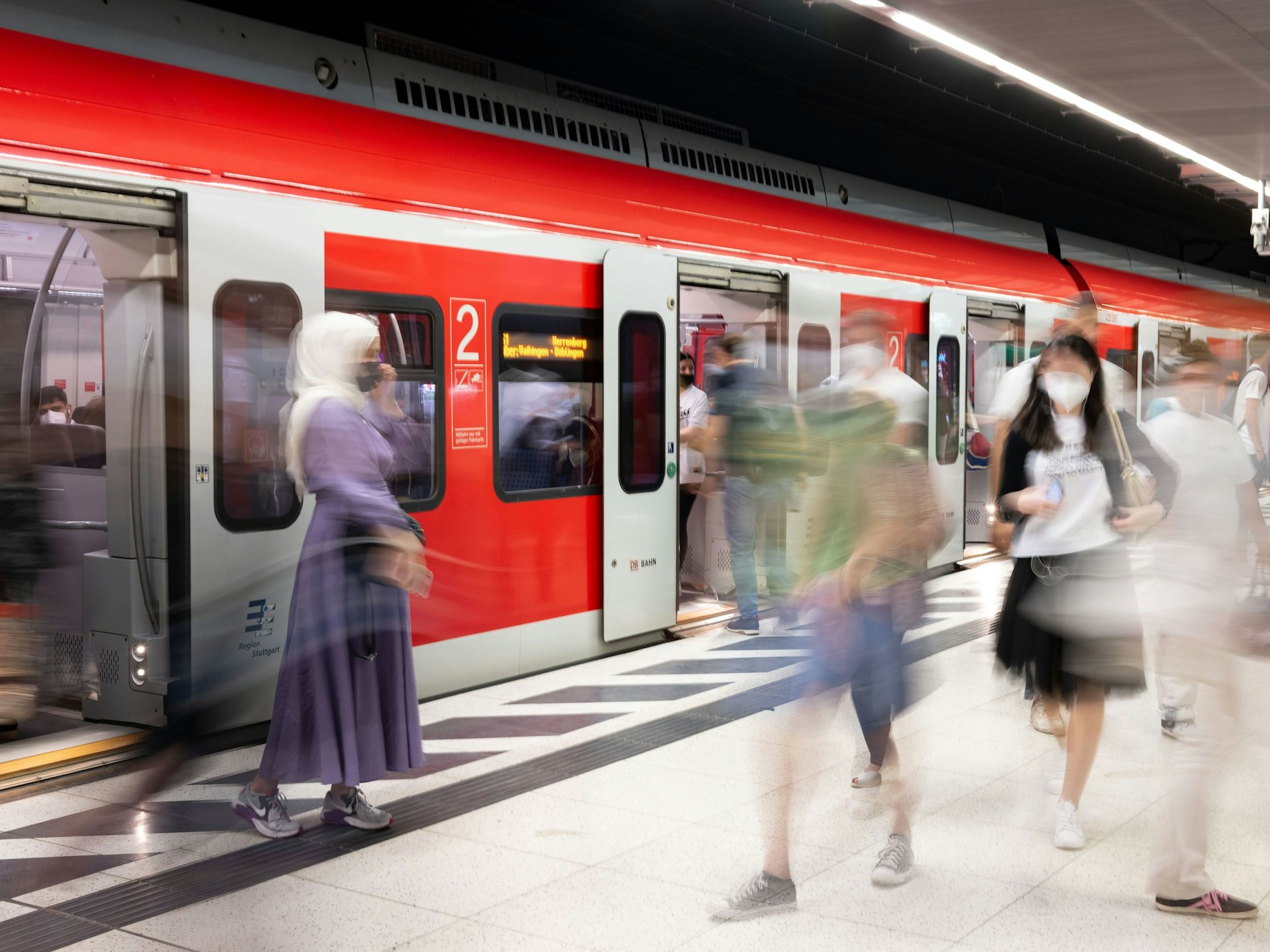 Menschen steigen an einem Gleis des Tiefbahnhofs im Hauptbahnhof aus einer S-Bahn. Mit speziellen 9-Euro-Monatstickets sollen Millionen Menschen im Juni, Juli und August überall in der Republik in Bus und Bahn steigen können.