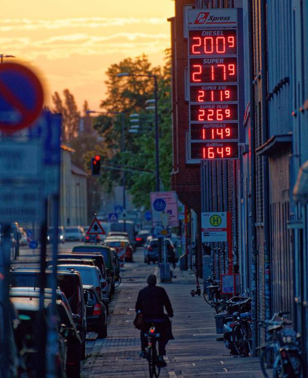 Leuchttafeln zeigen die Preise für Treibstoffe an einer Tankstelle.