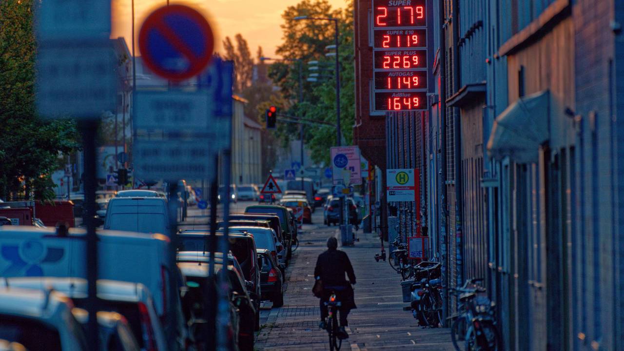 Leuchttafeln zeigen die Preise für Treibstoffe an einer Tankstelle.
