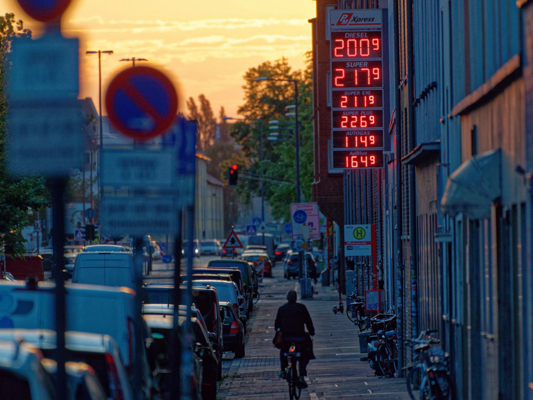 Leuchttafeln zeigen die Preise für Treibstoffe an einer Tankstelle.