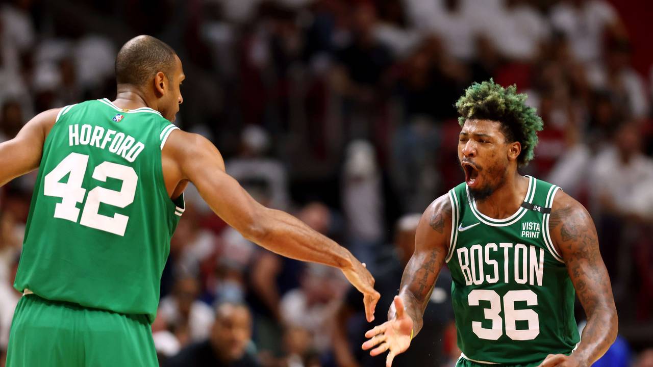 Shakehands und Jubel Al Horford (links) und Marcus Smart.