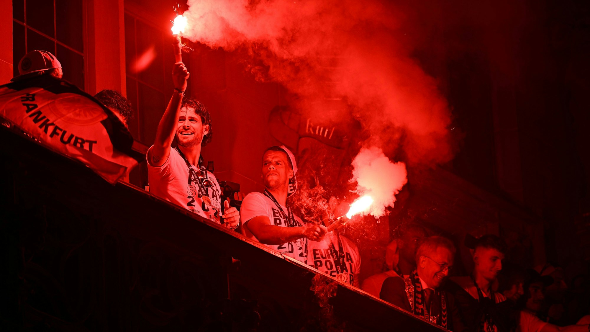 Ausgelassen gefeiert - Die SGE-Profis Paciencia und Chandler mit Leuchtfackeln nach dem Gewinn der Europa League in Frankfurt.