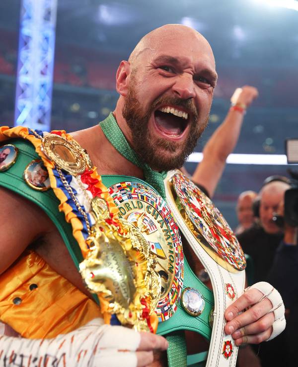 Box-Weltmeister Tyson Fury freut sich über seinen Sieg gegen Dillian Whyte.