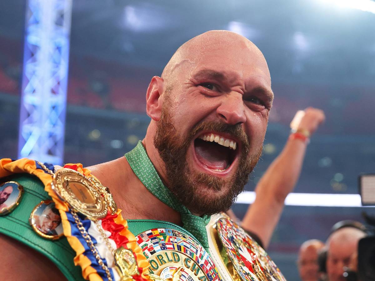 Box-Weltmeister Tyson Fury freut sich über seinen Sieg gegen Dillian Whyte.