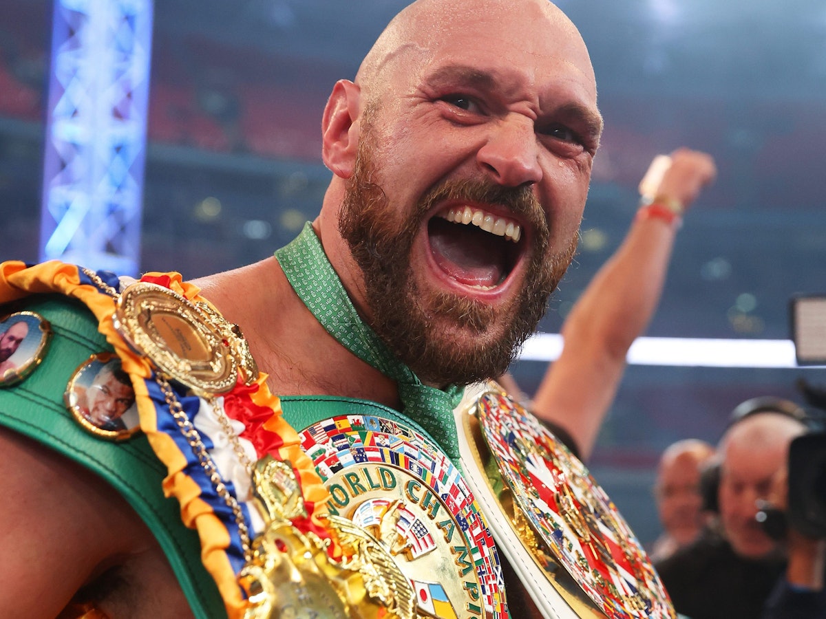 Box-Weltmeister Tyson Fury freut sich über seinen Sieg gegen Dillian Whyte.