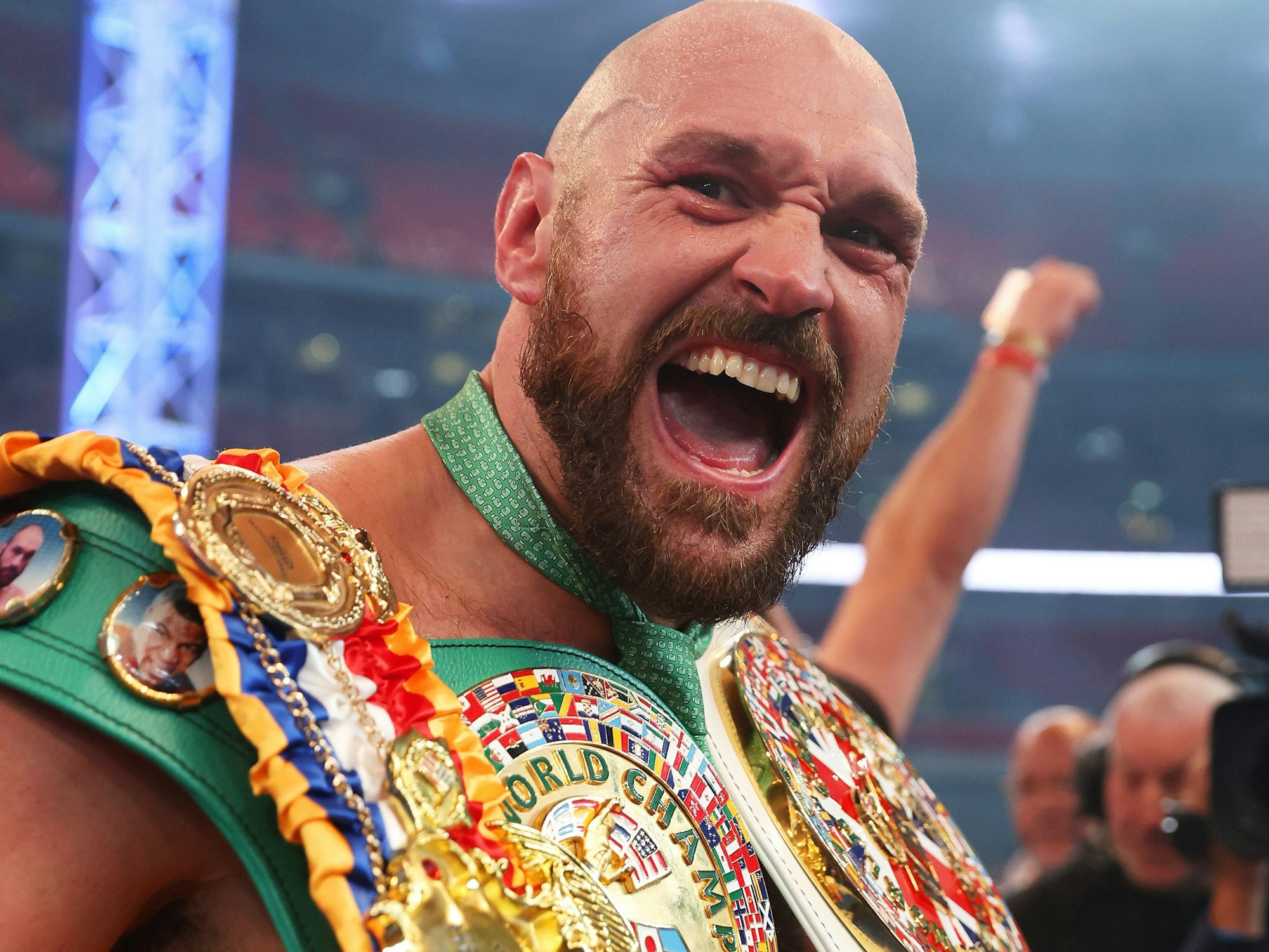 Box-Weltmeister Tyson Fury freut sich über seinen Sieg gegen Dillian Whyte.