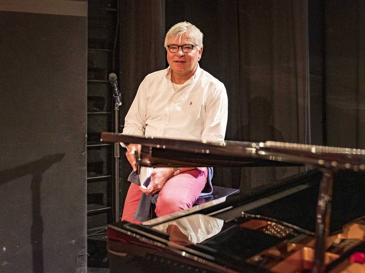 Axel Molinski, Geschäftsführer der Volksbühne am Rudolfplatz, sitzt am Klavier