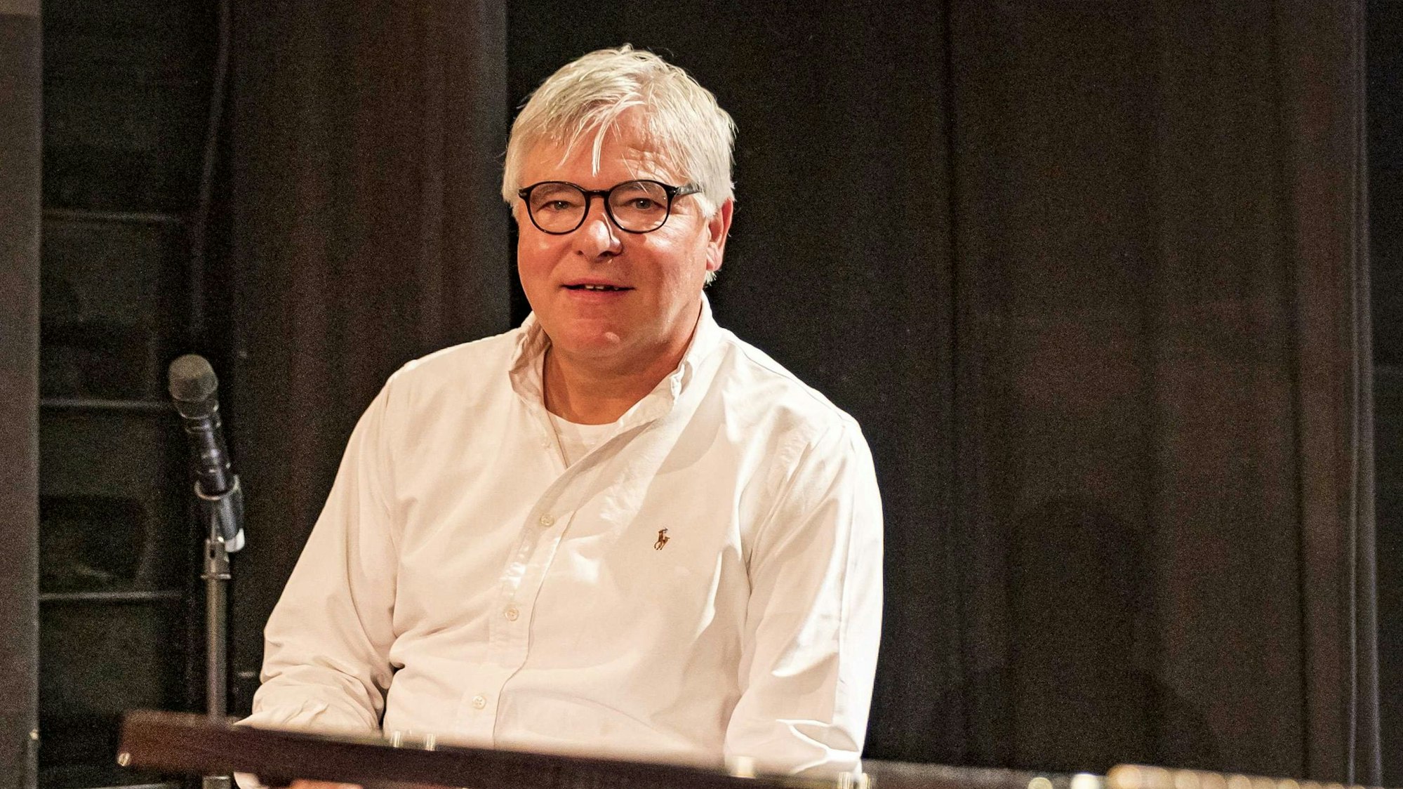 Axel Molinski, Geschäftsführer der Volksbühne am Rudolfplatz, sitzt am Klavier