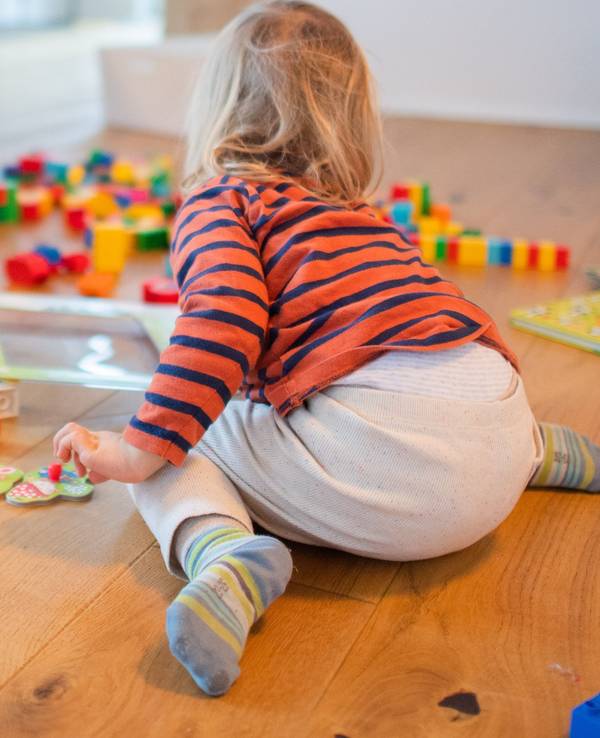 Rückruf von Kinderspielzeug: Aktuell ist eine beliebte Puppe betroffen, die es bei Tedi zu kaufen gab. Unser Symbolbild mit dem spielenden Kleinkind wurde 2021 gemacht.