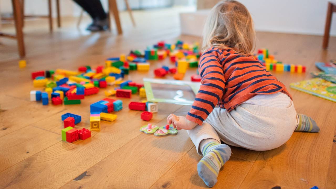 Rückruf von Kinderspielzeug: Aktuell ist eine beliebte Puppe betroffen, die es bei Tedi zu kaufen gab. Unser Symbolbild mit dem spielenden Kleinkind wurde 2021 gemacht.