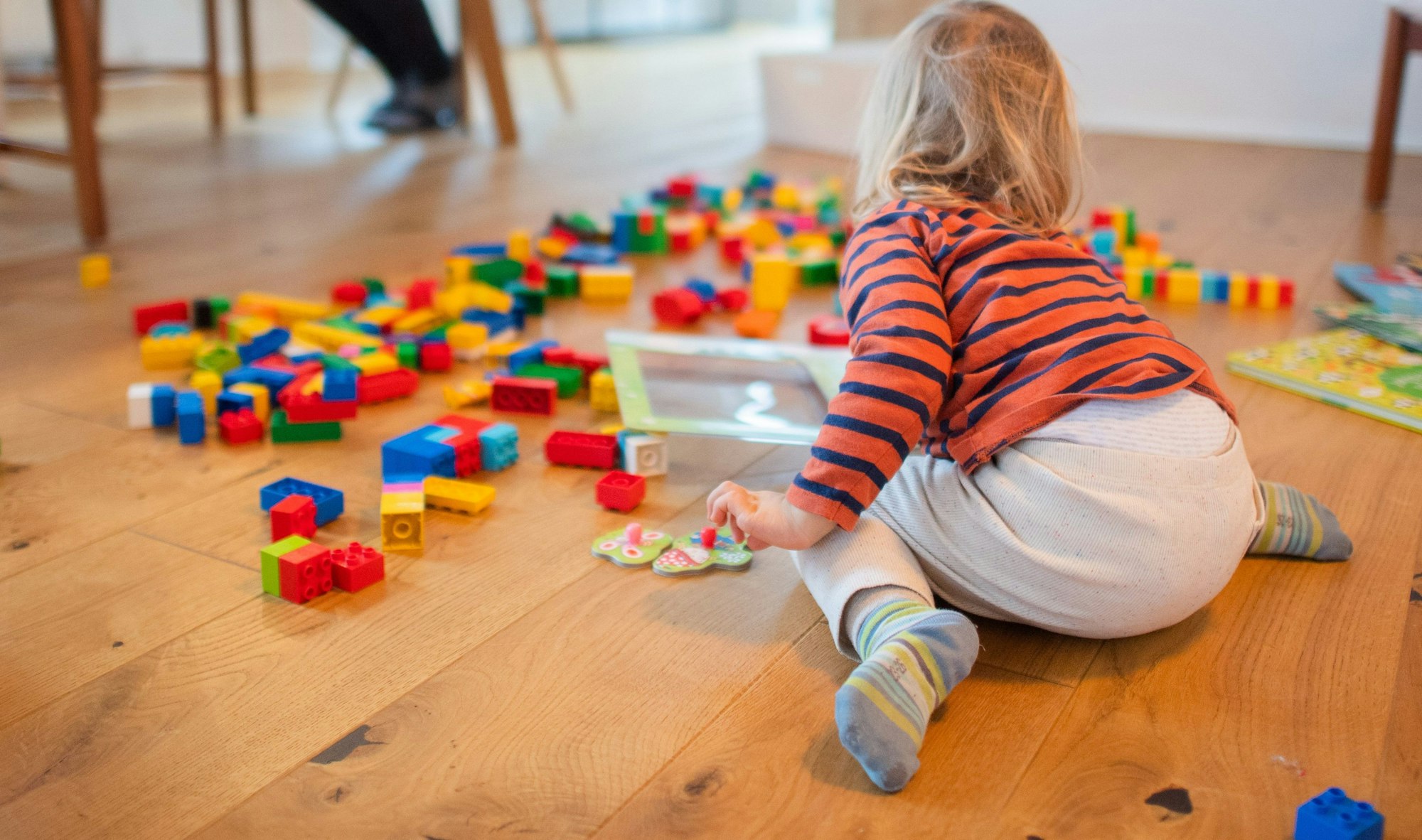 Rückruf von Kinderspielzeug: Aktuell ist eine beliebte Puppe betroffen, die es bei Tedi zu kaufen gab. Unser Symbolbild mit dem spielenden Kleinkind wurde 2021 gemacht.