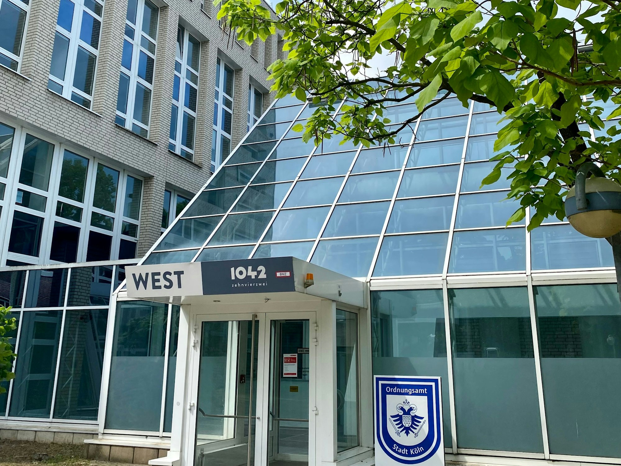 Das undatierte Bild zeigt das neue Gebäude des Kölner Ordnungsamtes in Junkersdorf.