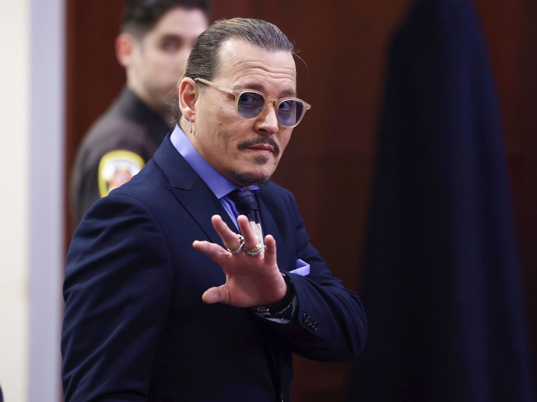 Johnny Depp verlässt den Gerichtssaal des Fairfax County Circuit Court für eine Pause am 5. Mai 2022.