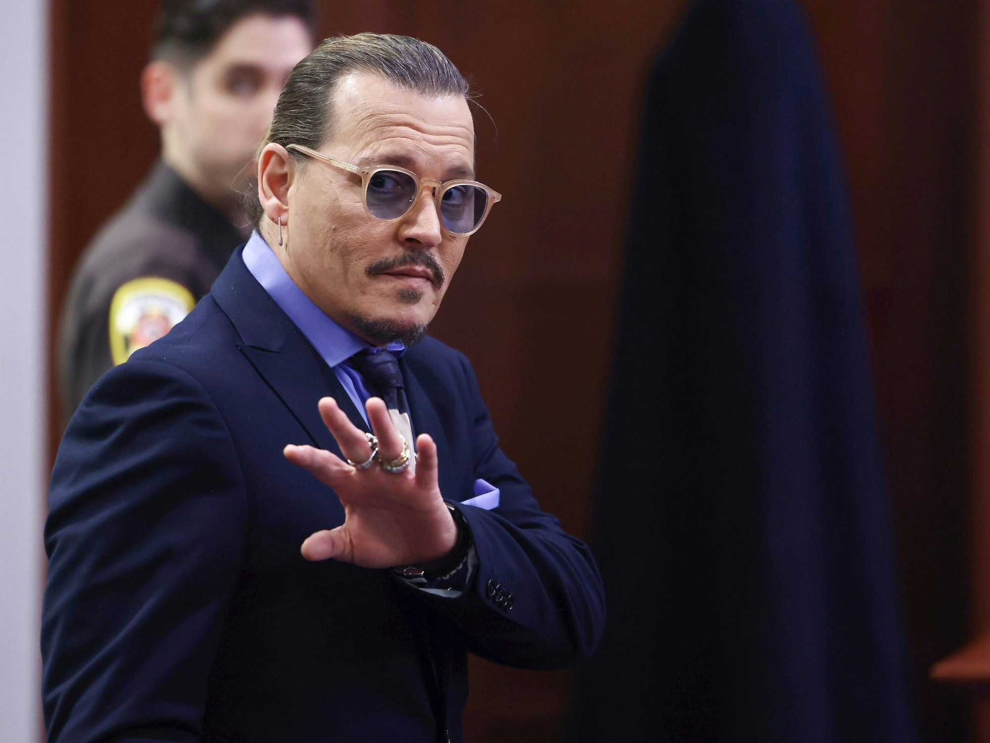 Johnny Depp verlässt den Gerichtssaal des Fairfax County Circuit Court für eine Pause am 5. Mai 2022.