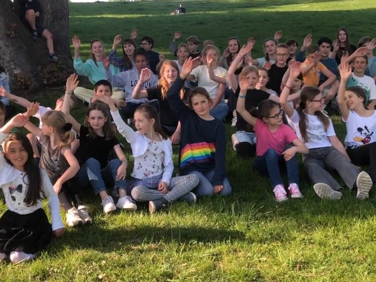 Die Lucky Kids aus Köln singen auf dem Trümmerberg aus em Zweiten Weltkrieg am Aachener Weiher und winken in die Kamera.