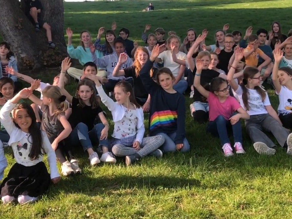 Die Lucky Kids aus Köln singen auf dem Trümmerberg aus em Zweiten Weltkrieg am Aachener Weiher und winken in die Kamera.