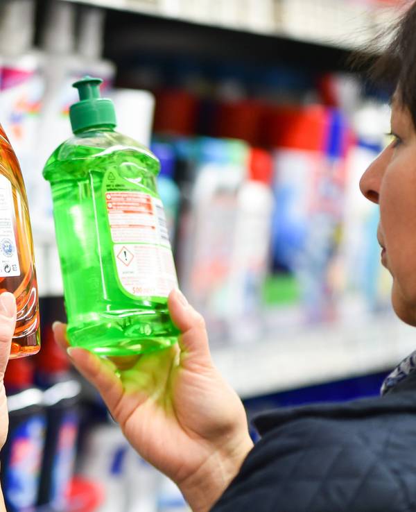 Welches Spülmittel ist das Beste? Diese Frage hat nun Stiftung Warentest beantwortet. Unser Foto zeigt eine Kundin, die in einem Supermarkt Spülmittel-Produkte vergleicht.