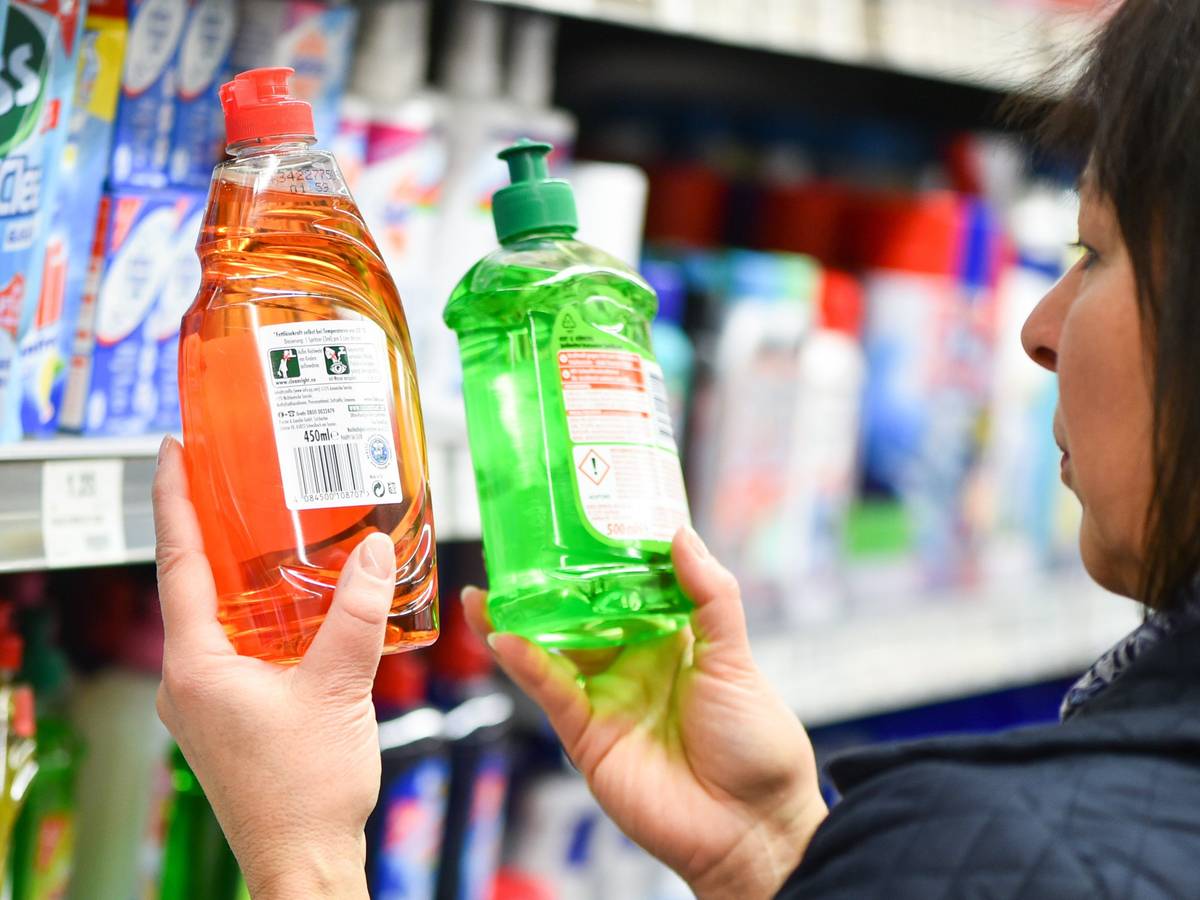 Welches Spülmittel ist das Beste? Diese Frage hat nun Stiftung Warentest beantwortet. Unser Foto zeigt eine Kundin, die in einem Supermarkt Spülmittel-Produkte vergleicht.