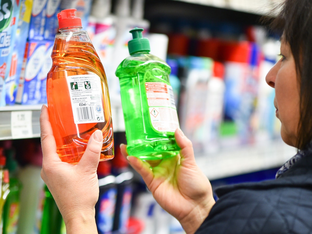 Welches Spülmittel ist das Beste? Diese Frage hat nun Stiftung Warentest beantwortet. Unser Foto zeigt eine Kundin, die in einem Supermarkt Spülmittel-Produkte vergleicht.