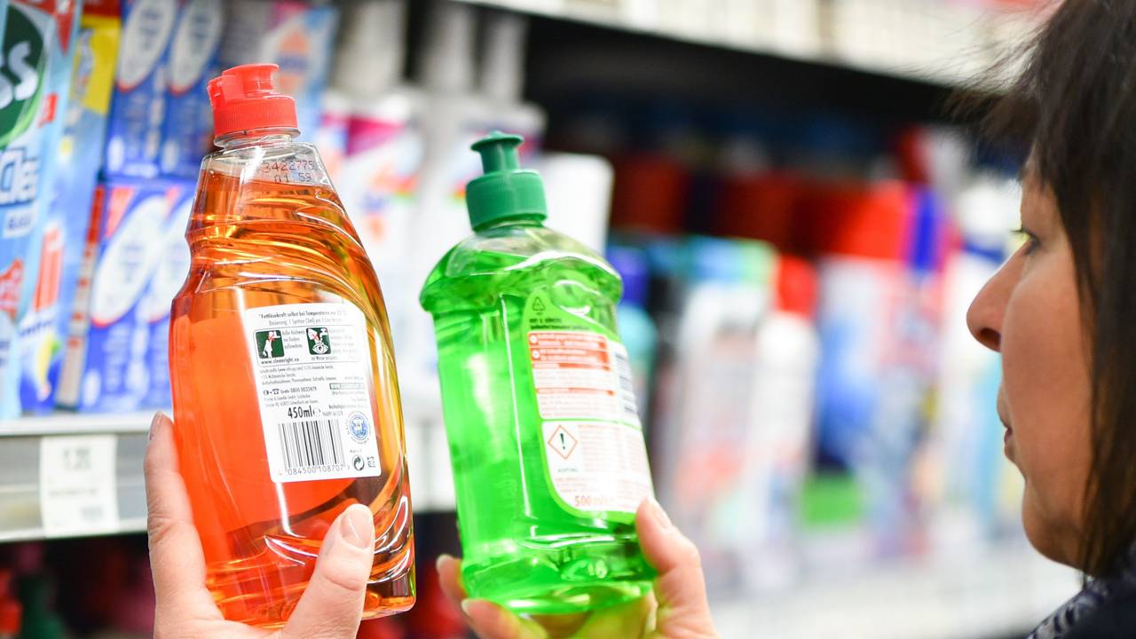Welches Spülmittel ist das Beste? Diese Frage hat nun Stiftung Warentest beantwortet. Unser Foto zeigt eine Kundin, die in einem Supermarkt Spülmittel-Produkte vergleicht.