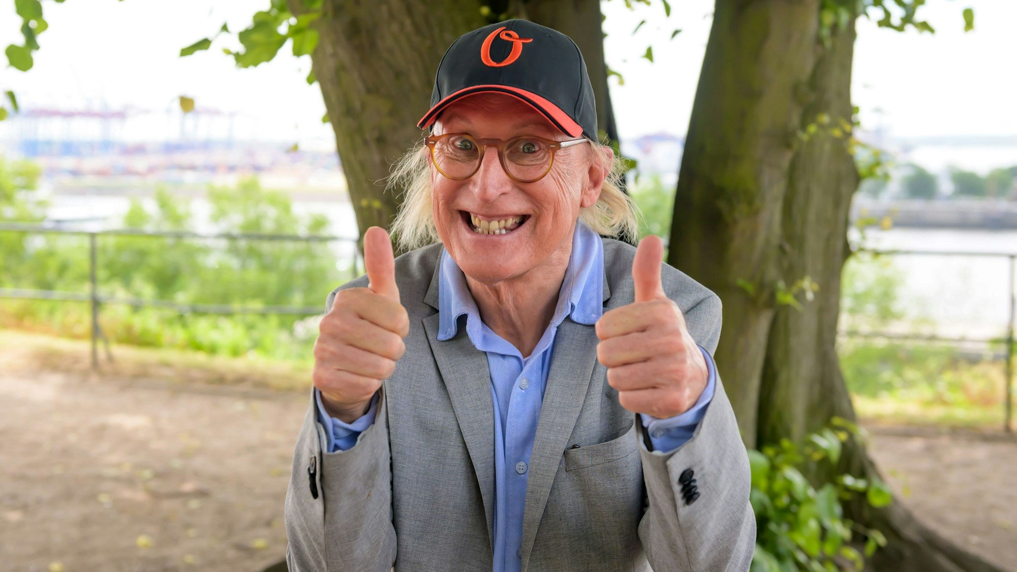 Otto Waalkes zeigt beide Daumen nach oben und lächelt für ein Foto.