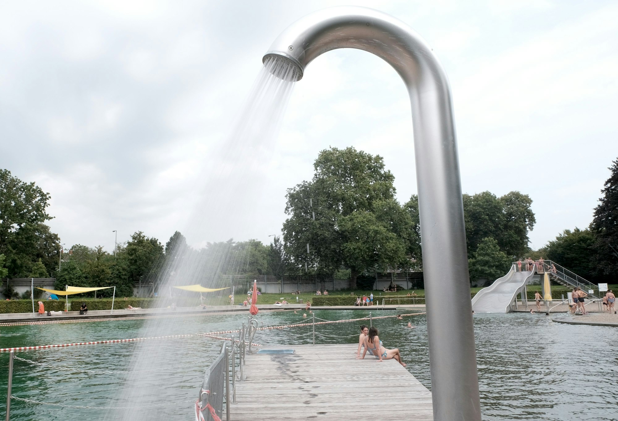13.08.2021, Köln: Momentaufnahme aus dem Lentpark Kölnbäder im zweiten Corona-Sommer.
Foto: Max Grönert.