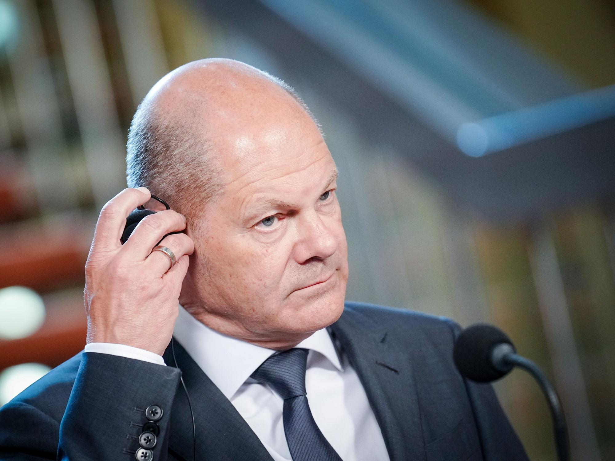 Bundeskanzler Olaf Scholz, hier am 19. Mai 2022 beim Besuch in Den Haag, hat den Ukraine-Kurs der Bundesrepublik verteidigt.