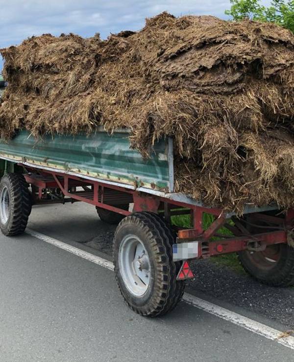 Ein mit Mist überladener Traktor wurde am Donnerstagnachmittag (19. Mai) von der Polizei Soest in der Nähe vom Möhnesee gestoppt.