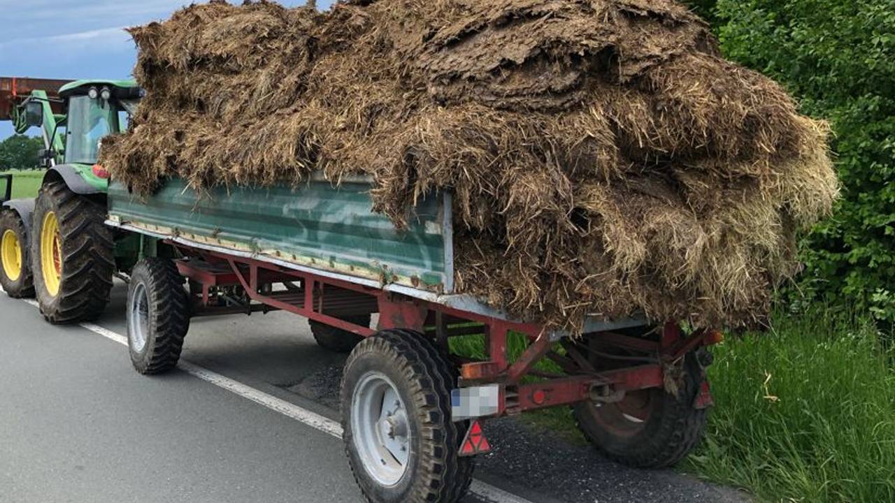 Ein mit Mist überladener Traktor wurde am Donnerstagnachmittag (19. Mai) von der Polizei Soest in der Nähe vom Möhnesee gestoppt.