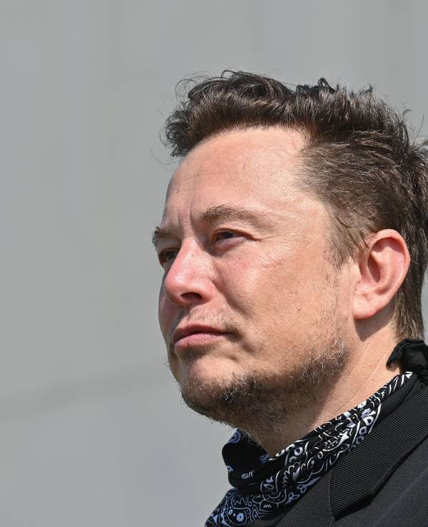 Elon Musk, Tesla-Chef, steht bei einem Pressetermin auf dem Gelände der Tesla Gigafactory.