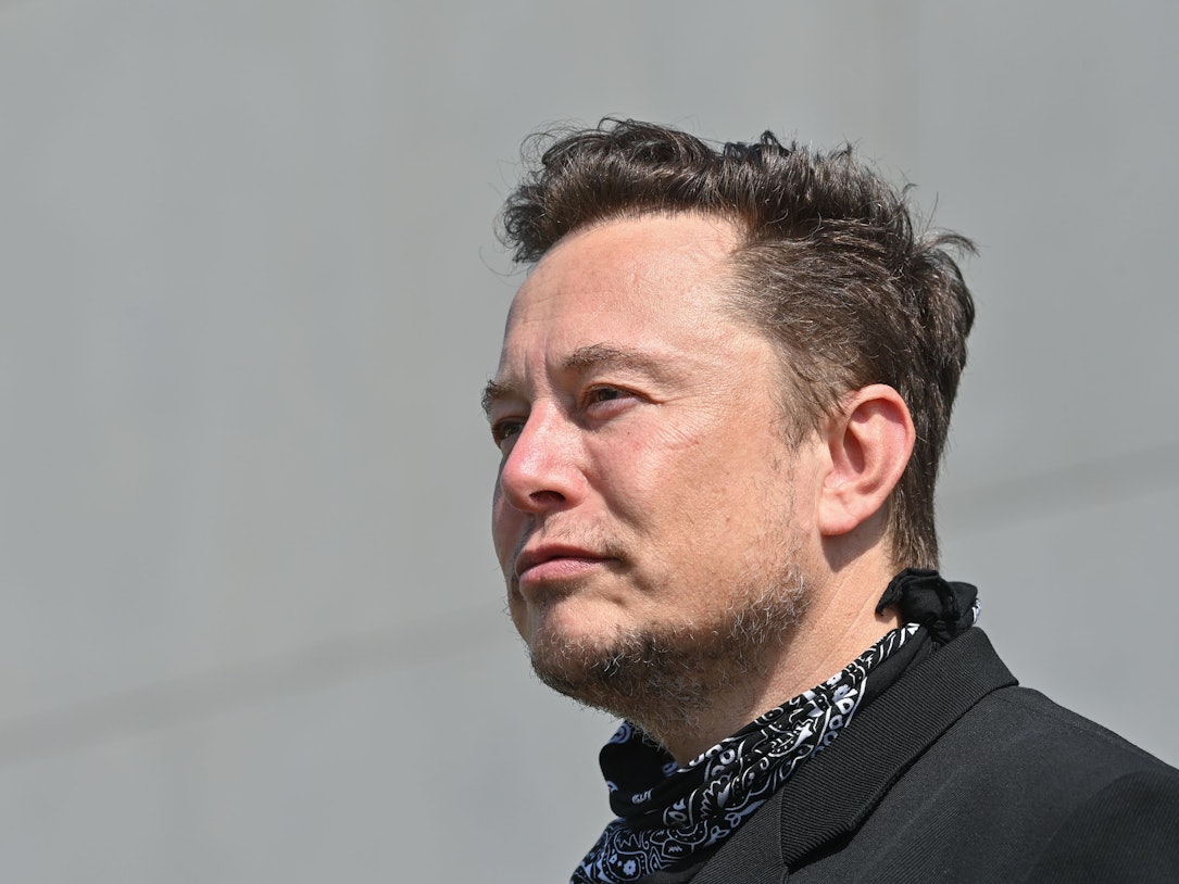Elon Musk, Tesla-Chef, steht bei einem Pressetermin auf dem Gelände der Tesla Gigafactory.
