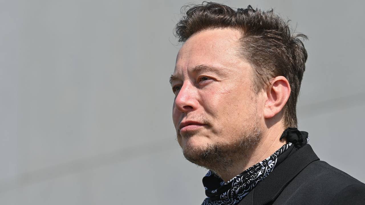 Elon Musk, Tesla-Chef, steht bei einem Pressetermin auf dem Gelände der Tesla Gigafactory.