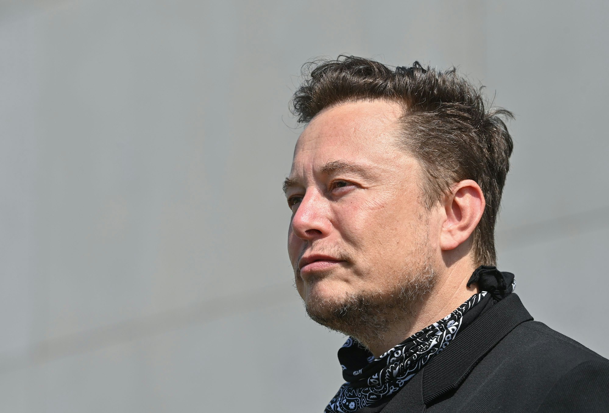 Elon Musk, Tesla-Chef, steht bei einem Pressetermin auf dem Gelände der Tesla Gigafactory.