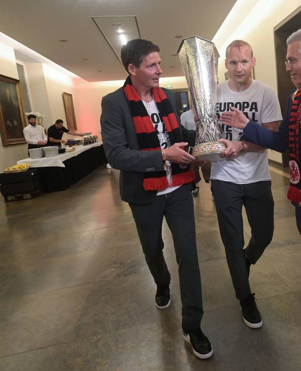 Frankfurter Oberbürgermeister Peter Feldmann (SPD), Frankfurts Sebastian Rode und Cheftrainer Oliver Glasner (r-l) laufen im Rathaus zusammen.