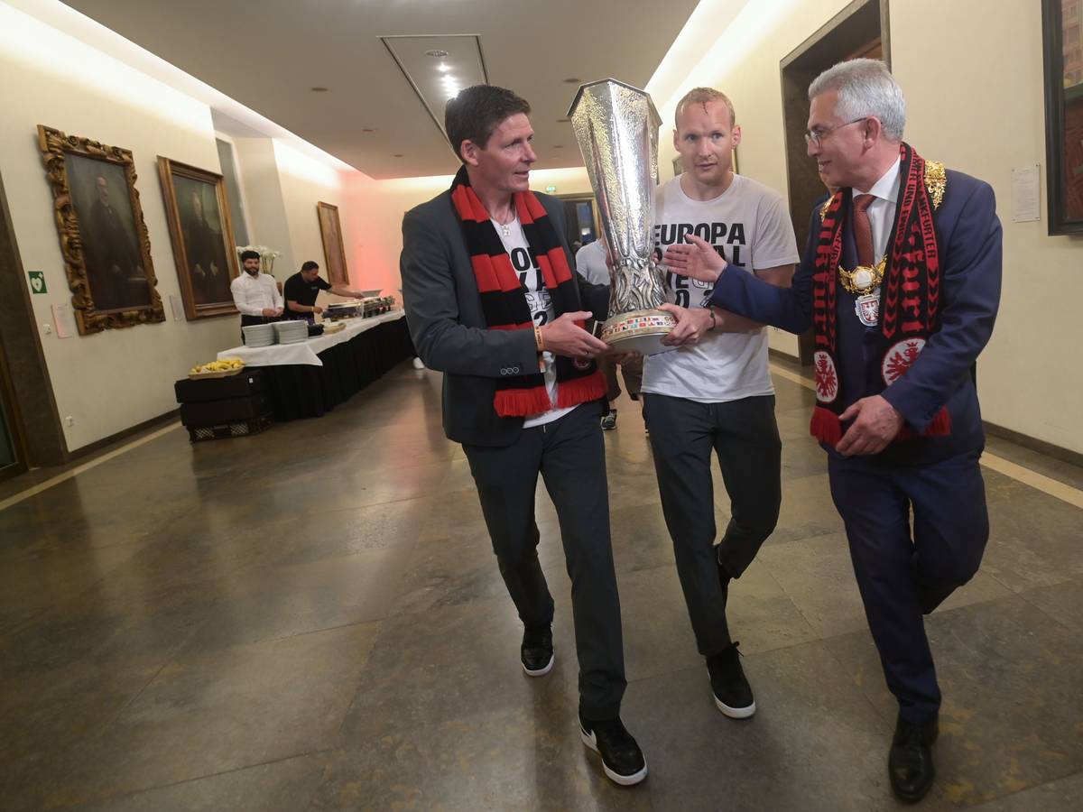 Frankfurter Oberbürgermeister Peter Feldmann (SPD), Frankfurts Sebastian Rode und Cheftrainer Oliver Glasner (r-l) laufen im Rathaus zusammen.