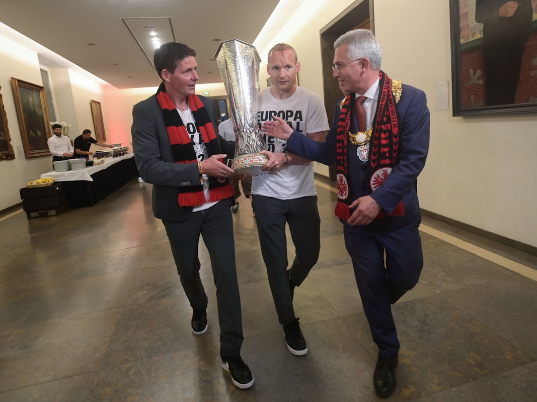 Frankfurter Oberbürgermeister Peter Feldmann (SPD), Frankfurts Sebastian Rode und Cheftrainer Oliver Glasner (r-l) laufen im Rathaus zusammen.