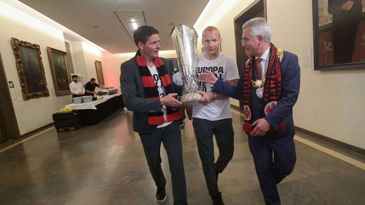 Frankfurter Oberbürgermeister Peter Feldmann (SPD), Frankfurts Sebastian Rode und Cheftrainer Oliver Glasner (r-l) laufen im Rathaus zusammen.