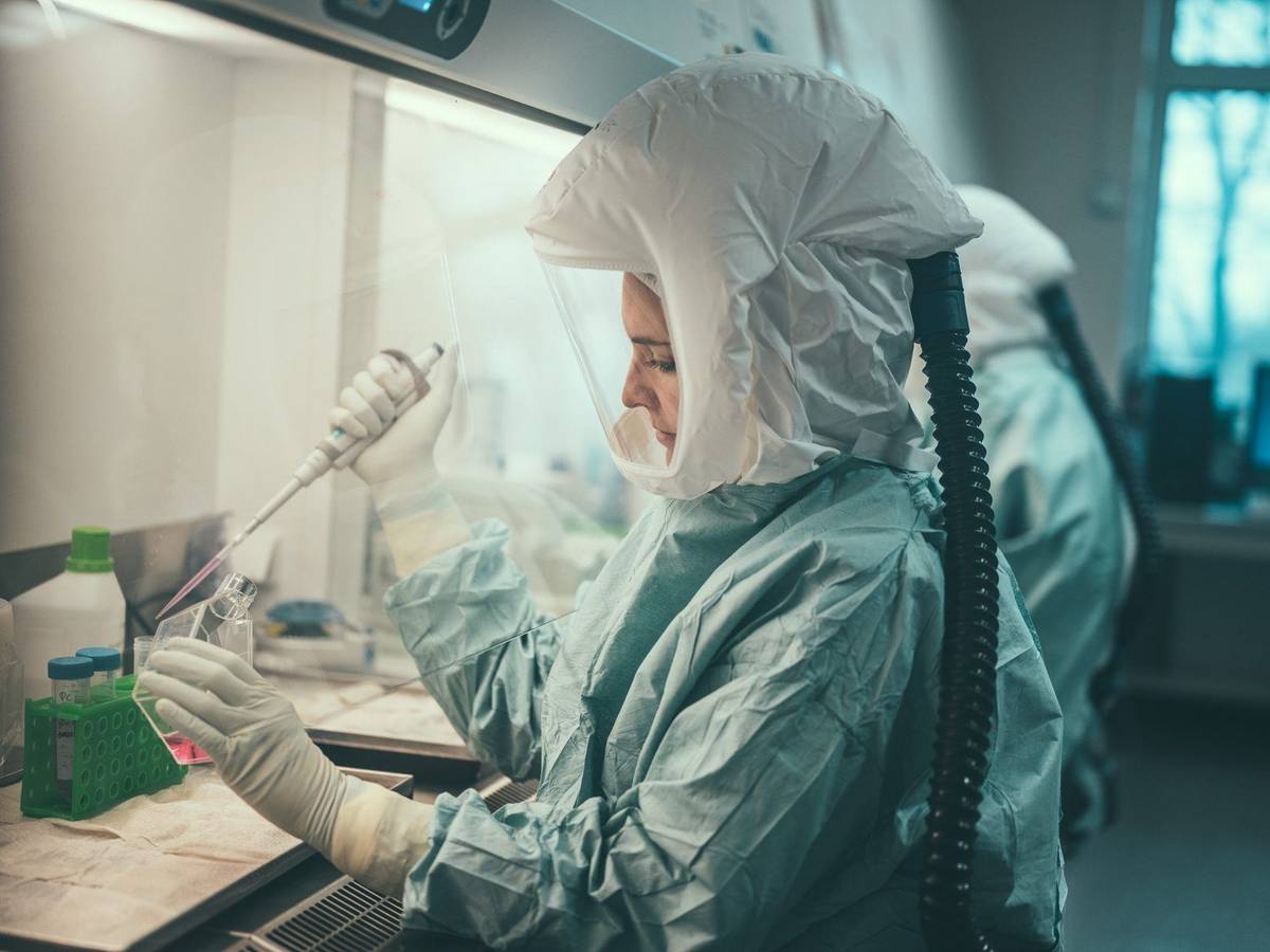 Das Institut für Mikrobiologie der Bundeswehr in München hat erstmals in Deutschland bei einem Patienten das Affenpockenvirus zweifelsfrei nachgewiesen. Das Symbolbild vom 20. Mai 2022 zeigt eine Frau im Institut für Mikrobiologie der Bundeswehr in München bei der Arbeit.